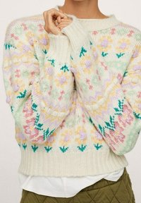 Pull en maille épaisse crème clair avec des motifs floraux colorés, accents en zigzag, poignets et ourlet côtelés, fabriqué en fil doux.