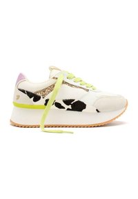 Sneaker con tessuto bianco, stampa di mucca nera, dettagli glitterati e lacci verde neon. Suola spessa con fondo in gomma beige texturizzato.