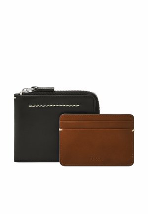 Portefeuille en cuir noir avec fermeture à glissière, présentant des coutures blanches. Un porte-cartes marron avec plusieurs emplacements est placé devant.