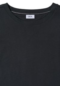 T-shirt noir à col rond avec une étiquette blanche visible portant la mention "CECIL" cousue à l'intérieur de l'encolure.