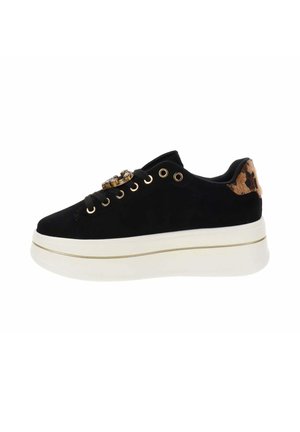 Sneaker nera in suede con occhielli dorati, suola piatta bianca e dettagli stampa animale sul tallone. Presenta decorazioni sulla linguetta.
