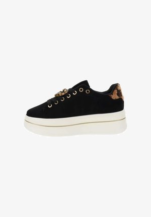 Czarne zamszowe sneakersy z złotymi oczkami, białą platformą i zwierzęcym wzorem na pięcie. Oferują dekoracyjne ozdoby na języku.
