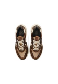Sneaker marroni e beige caratterizzati da un mix di materiali scamosciati e in rete, punta rotonda e lacci a contrasto con un motivo testurizzato sui lati.
