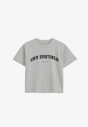 Grå kortærmet t-shirt lavet af blødt bomuld, med korte ærmer og rund hals. Forsiden viser "AIM'N SPORTSWEAR" i fed sort skrift.