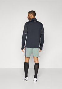 Under Armour CHALLENGER - Pantalón corto de deporte - silica green/castlerock