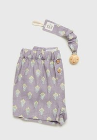 Fialové šortky s květinovým potiskem v žluté a zelené barvě. Mají elastický pas a dva dřevěné knoflíky. Připojený textilní pásek s klipem.