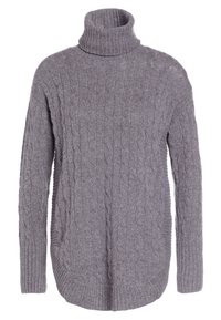 Suéter gris de punto con un alto cuello de tortuga acanalado y un patrón de trenzas. Las mangas largas y las aberturas laterales en el dobladillo mejoran la comodidad y el ajuste.