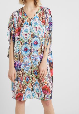 Bunt gemustertes Kleid mit V-Ausschnitt, kurzen Ärmeln und floralen Motiven in Blau, Rot und Grün auf hellem Hintergrund. Weicher Stoffeindruck.