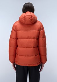 Oranje pufferjack met capuchon, voorzien van een gestikt ontwerp en ribgebreide manchetten. Zachte textuur; de achterzijde toont horizontale vouwing.