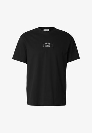 Czarna bawełniana koszulka z krótkimi rękawami i okrągłym dekoltem. Na froncie białe logo i napis. Prosty dół.