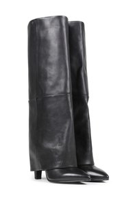 Stivali alti fino al ginocchio in pelle nera con punta a punta e tacco a blocco; presentano una sezione superiore ampia e liscia e dettagli cuciti.