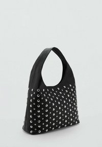 Borsa a tracolla in pelle nera con un design morbido, caratterizzata da borchie circolari argento disposte in un motivo su un lato e un manico curvo.