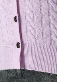 pure cashmere CLASSIC CABLE CARDIGAN - Kardigán - lavender
