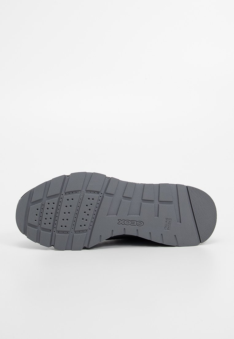 Podeszwa butów Geox ma teksturowaną szaro-rubrową konstrukcję z wzorzystym bieżnikiem zapewniającym przyczepność oraz otworami wentylacyjnymi dla oddychalności.
