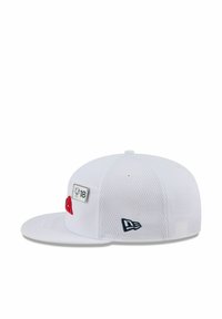 Weiße Netzmütze mit flachem Schirm, ausgestattet mit roten und marineblauen Akzenten, besticktem Logo und einem Patch mit der Aufschrift "18".