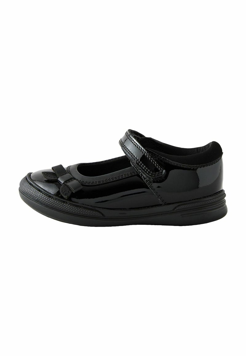 Chaussure Mary Jane en vernis noir avec un bout arrondi, une bride sur le pied et un nœud décoratif sur le devant ; semelle en caoutchouc texturé.