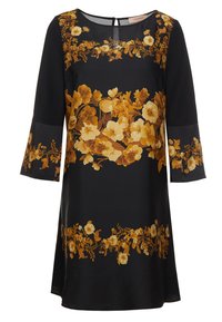 Vestido negro con mangas de tres cuartos, con un patrón floral en amarillo y naranja, hecho de una tela suave. Escote redondo y detalle de botón en la parte posterior.