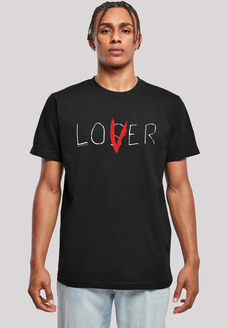 Černé bavlněné tričko s nápisem "LOVER" ve stylizovaném bílém a červeném písmu. Volný střih, krátké rukávy a kulatý výstřih.