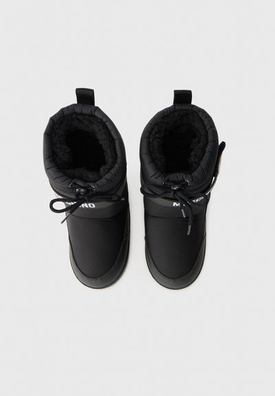 Black padded winter boots with a soft fur lining, rounded top, and adjustable laces. Features a logo band and rubber sole for traction.