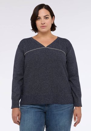 Dunkelblauer Strickpullover mit V-Ausschnitt, der einen helleren horizontalen Streifen über der Brust und lange Ärmel hat. Weiche Textur.
