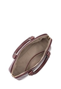 Borsa in pelle di colore bordeaux con una texture liscia, chiusura con zip e due manici corti. L'interno presenta una fodera beige e una tasca.