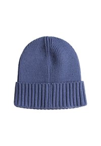 Blauwe gebreide beanie met een geribde boord, met een gladde structuur en een afgeronde top, benadrukt door verticale stikdetails.