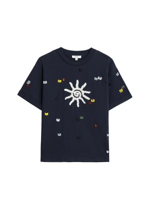 Camiseta de manga corta azul marino con un sol blanco bordado en el centro y pequeñas formas bordadas multicolor dispersas por toda la prenda.