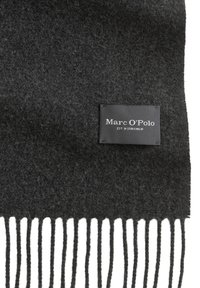 Donkergrijze wollen sjaal met franjeranden en een ingenaaide label met de tekst "Marc O'Polo" en "EST. IN STOCKHOLM". Zachte textuur.