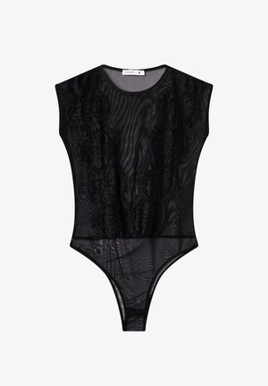 Body nero realizzato in rete trasparente con dettagli in pizzo sulla parte anteriore, caratterizzato da un collo alto e maniche a cappuccio, con un fondo a culotte.