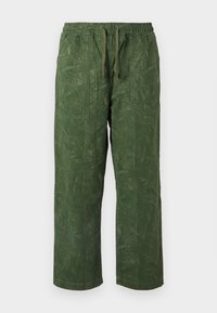 Pantalones verdes de algodón con un patrón texturizado de hojas, cintura elástica, cordón ajustable y dos bolsillos laterales. Diseño de pierna ancha y ajuste holgado.