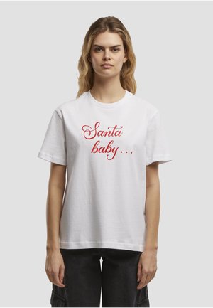 Biały, krótki rękaw t-shirt wykonany z bawełny, z czerwonym, kursywnym napisem "Santa baby..." na środku przodu.