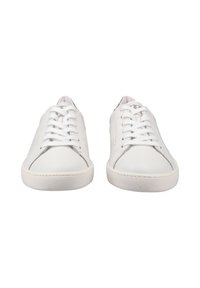 Witte leren sneakers met platte veters, gestructureerde rubberen zolen, ronde neus en geperforeerde details aan de zijkanten. Eenvoudig en strak ontwerp.