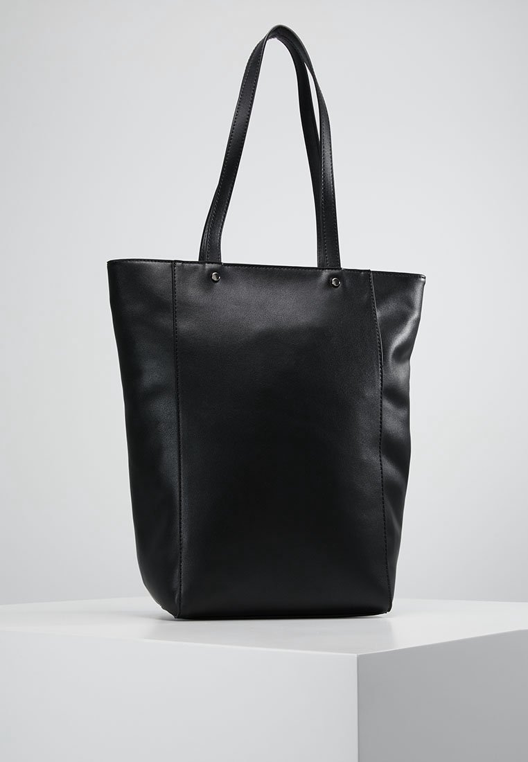 Czarna torba typu tote wykonana ze skóry, o eleganckim designie, z dwoma długimi uchwytami, prostym kształtem i minimalnymi detalami szwów.