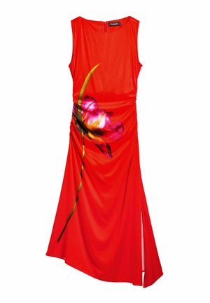 Rotes Kleid mit floralem Muster, mit einem Rundhalsausschnitt und einem Seitenschlitz. Aus glattem Stoff gefertigt, mit figurbetontem Design und Raffungselementen.