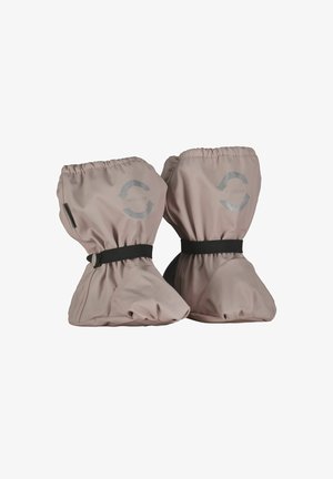 Doublures de chaussures en tissu recyclé beige doux, dotées d'un haut élastique et d'une sangle noire pour un maintien sûr, design minimaliste avec accent logo.