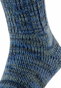 Calza multicolore con un motivo sfumato di filato blu scuro, verde e nero; lavorazione a maglia texturizzata con design a coste.