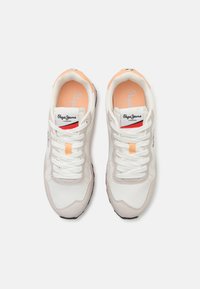 Letre sneakers lavet af en blanding af hvidt syntetisk materiale og gråt ruskind. Har en orange accent på hælen og hvide snørebånd. Pepe Jeans-logoet er synligt.