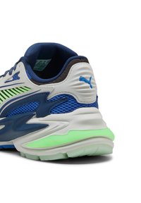 Vista posteriore di una sneaker Puma blu, bianca e verde con tomaia in rete, suola ammortizzata e logo Puma blu sul tab del tallone.