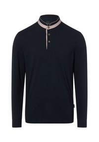Granatowa koszulka polo z długim rękawem, z kontrastującym kołnierzykiem, dwuknopkową plisą i subtelnym logo. Miękka tkanina i dopasowany krój.