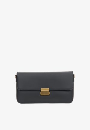 Černá obdélníková kožená kabelka s zaoblenými rohy a vodorovnou zlatou sponou uprostřed předního klapky.