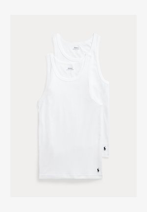 Divi balti kokvilnas tanku tops komplektā, ar klasiska stila apļveida izgriezumu un mazu izšūtu logotipu apakšējā kreisajā stūrī.