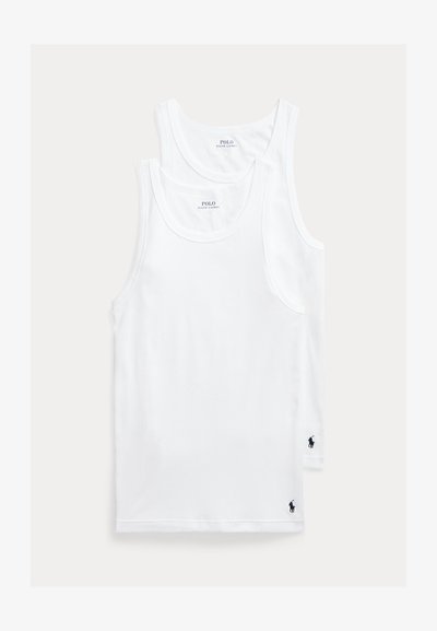 Balti medvilniniai marškinėliai be rankovių, komplekte po du, su klasikine apvaliomis kaklo iškirpte ir mažyčiu siuvinėtu logotipu apatiniame kairiajame kampe.