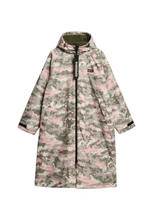 Parka lunga con cappuccio, motivo camouflage rosa e beige, zip frontale, due grandi tasche e logo Superdry sul petto e sul cursore della zip.