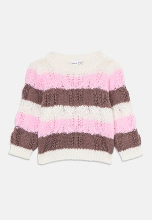 Chunky strikkegenser for småbarn med horisontale striper i krem, rosa og brun, med rund hals og lange ermer.