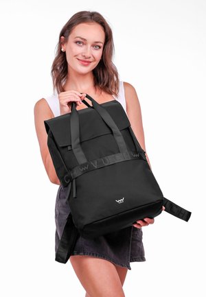 Černý batoh s rolovacím designem, nastavitelné ramenní popruhy a logový pásek. Vyrobeno z odolného materiálu; minimalistický styl.