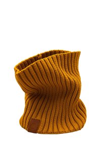 Prążkowany musztardowożółty dzianinowy komin o miękkiej fakturze, z brązową skórzaną naszywką z logo u podstawy, o luźnym, szerokim kształcie.