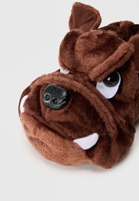 Brune plys tøfler formet som et hundefjes, med store øyne, svart nese og hvite tannakenter. Myk tekstur og hevede ører.