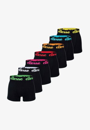 Sept slips noirs avec des ceintures colorées en vert, blanc, rose, rouge, orange, bleu et jaune, chacun arborant le logo "ellesse".