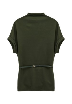 Ciemnozielona bluzka z krótkim rękawem z podwiniętymi mankietami i cienkim, dopasowanym paskiem wokół talii, widoczna od tyłu na białym tle.
