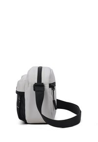 Borsa a spalla bianca e nera realizzata in tessuto resistente, dotata di chiusura con zip, tracolla regolabile e superficie testurizzata con design minimalista.
